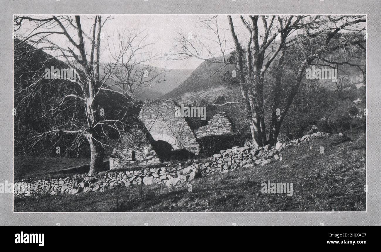 Una delle sette Chiese, Glendalough. Contea di Wicklow (1923) Foto Stock