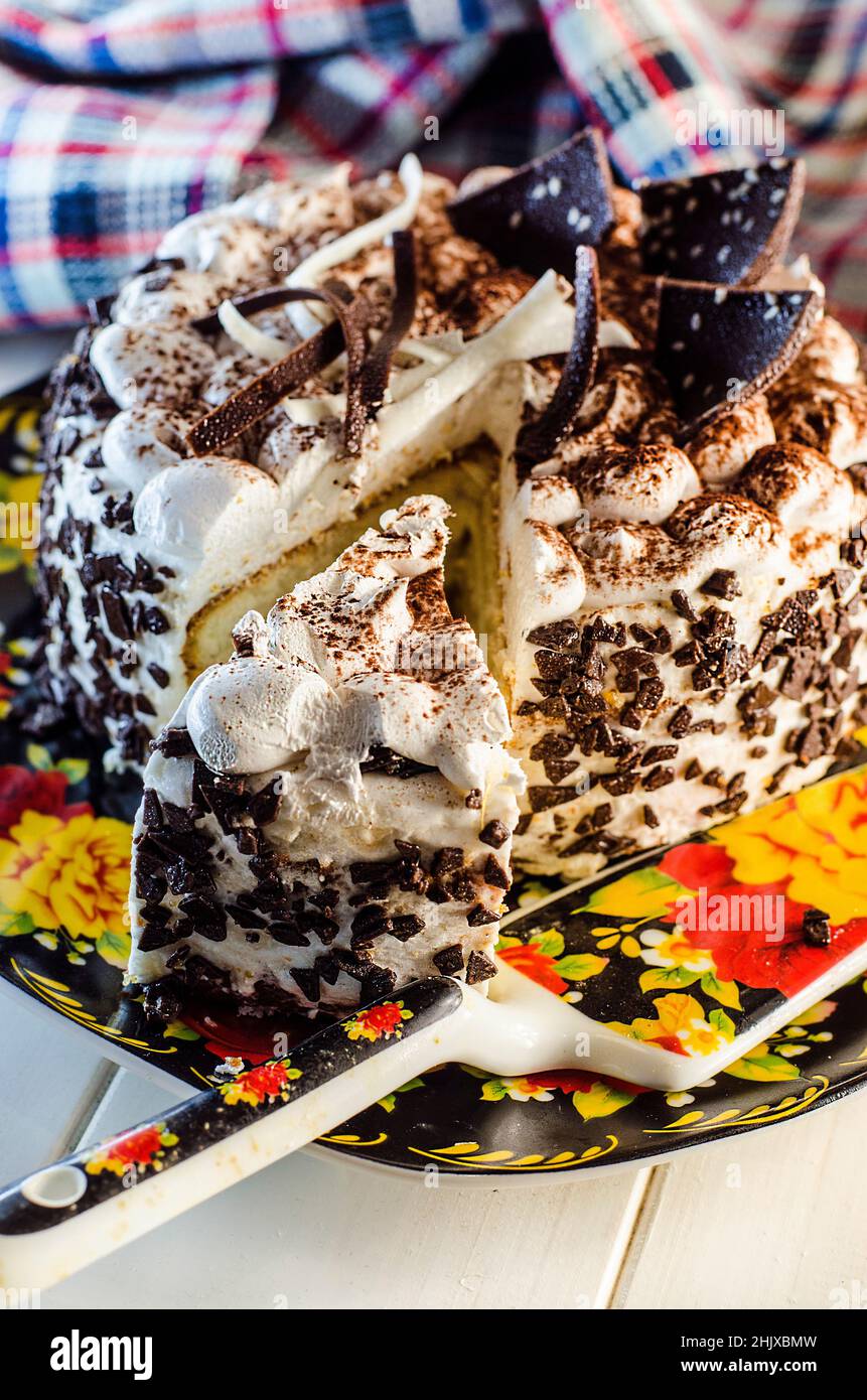 torta bianca con crema proteica e cioccolato su un piatto Foto Stock