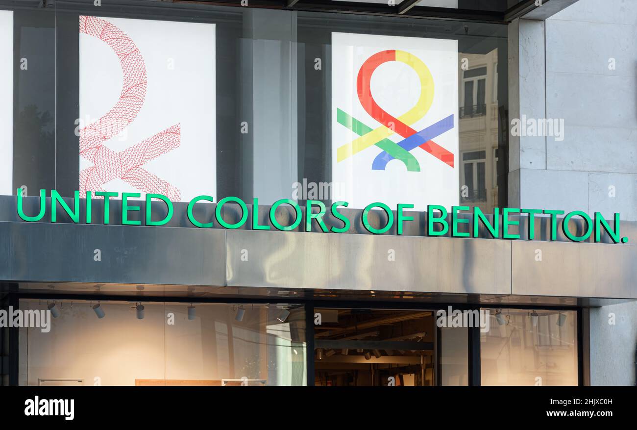 VALENCIA, SPAGNA - 31 GENNAIO 2022: Benetton è un marchio italiano di moda mondiale fondato nel 1965 Foto Stock