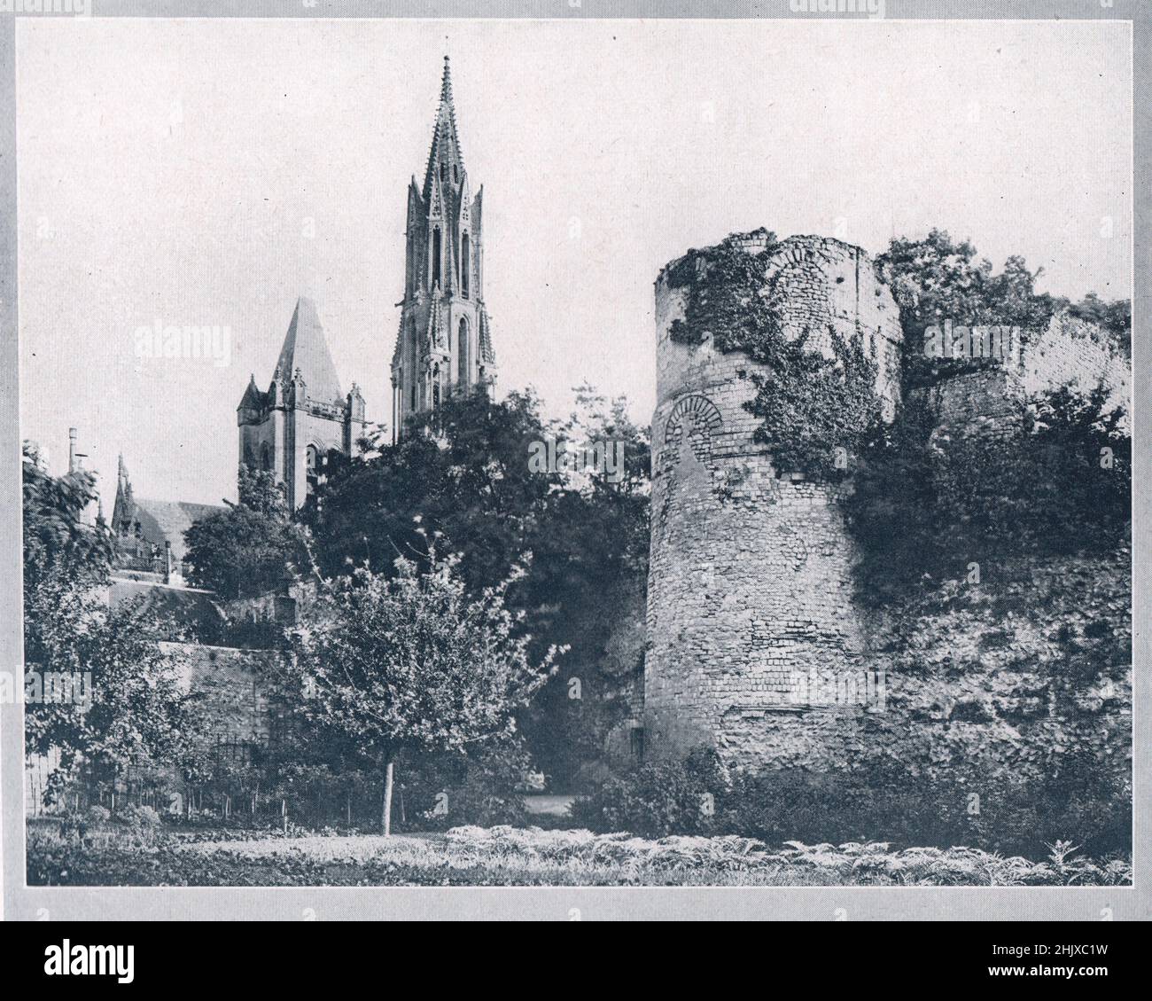 La rovinata Château di Enrico IV, Senlis. Oise. Francia (1925) Foto Stock