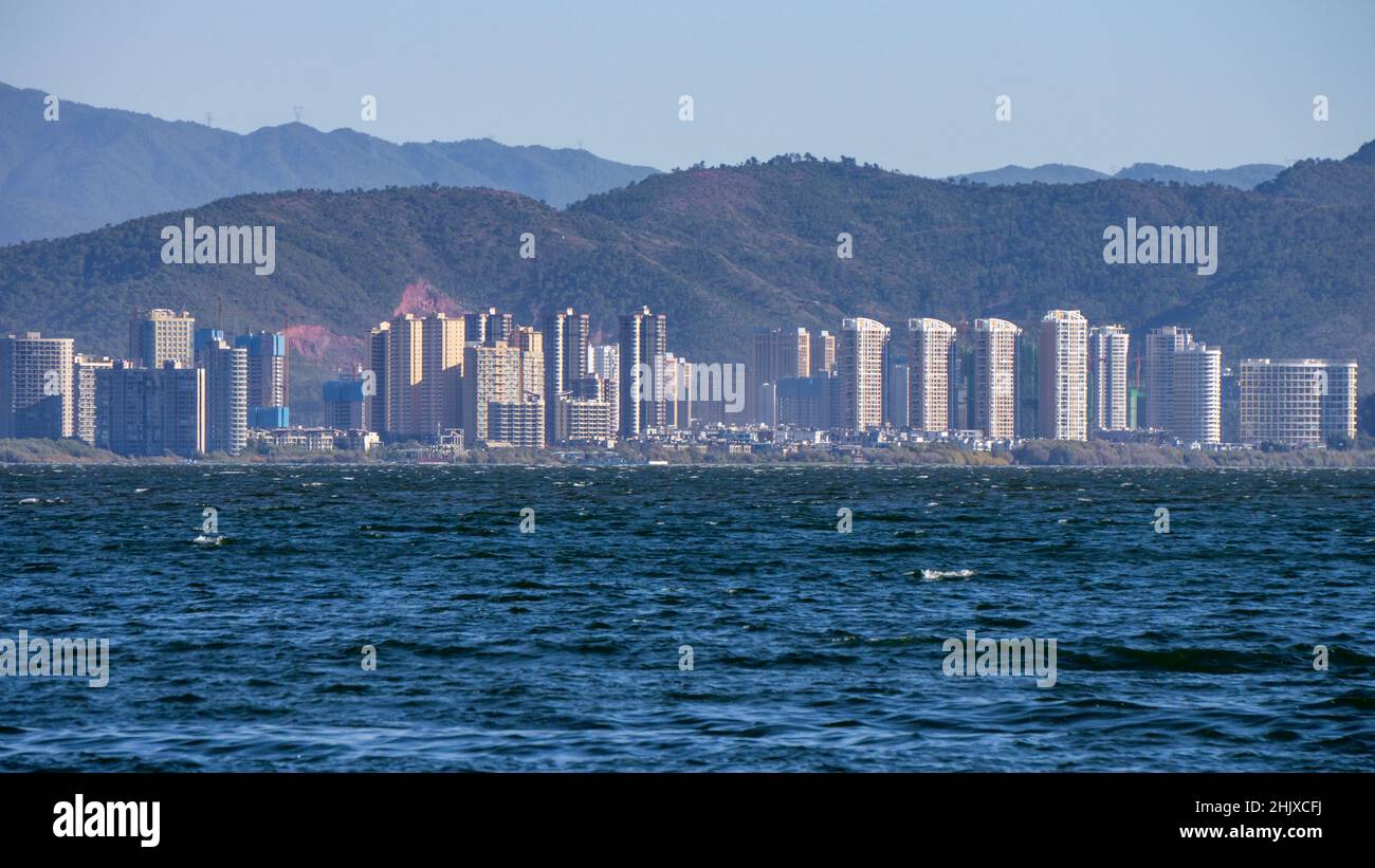 Bellissimo scatto dell'architettura urbana di Dali, Cina, sulla costa del lago di Erhai Foto Stock