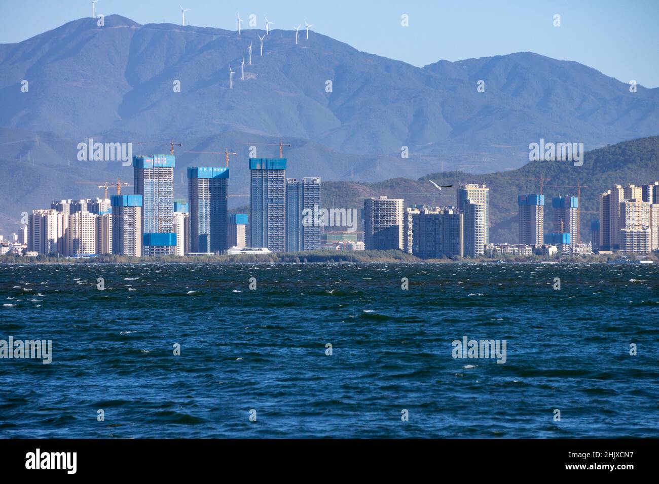 Bellissimo scatto dell'architettura urbana di Dali, Cina, sulla costa del lago di Erhai Foto Stock