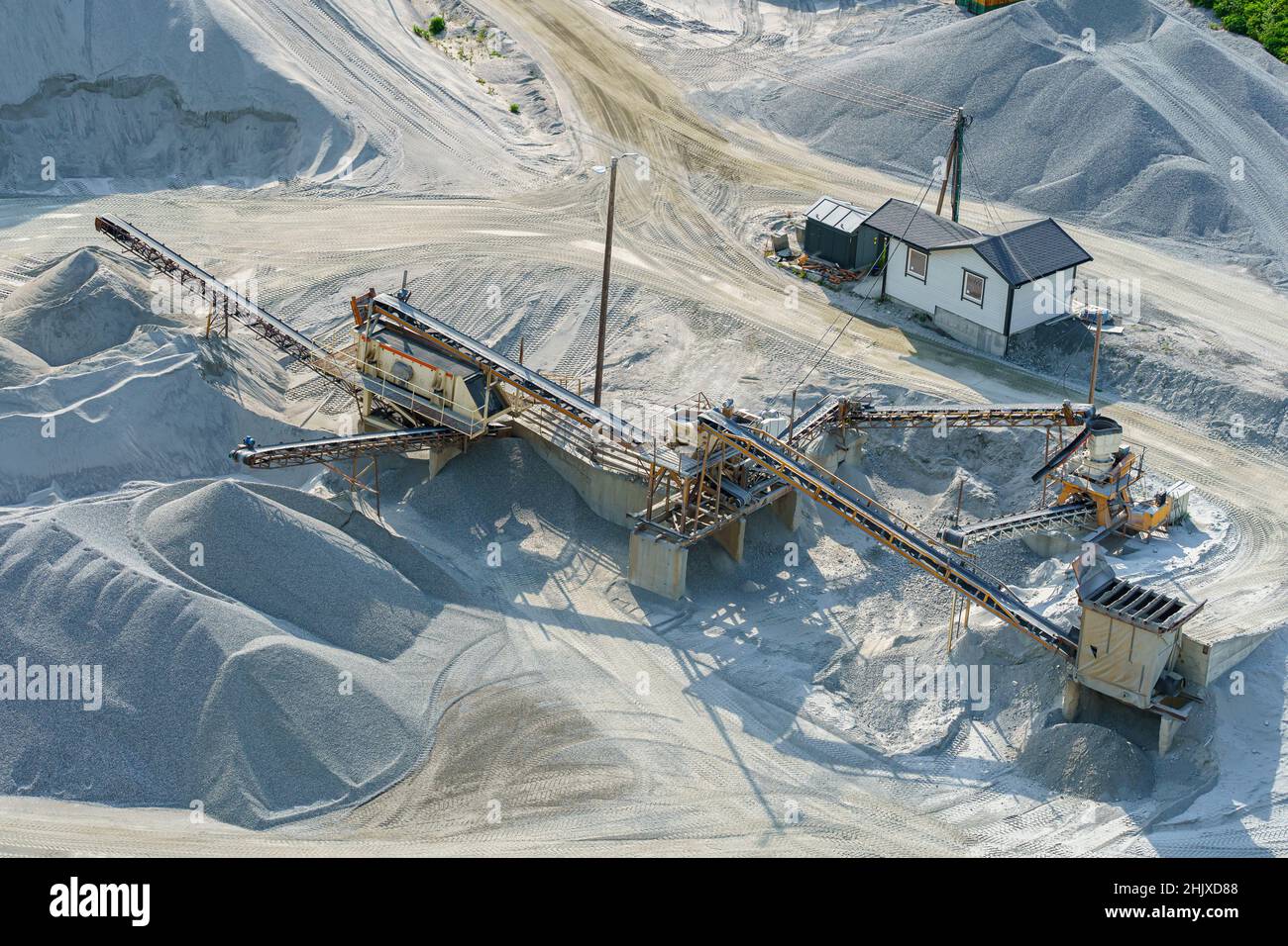 VALLDAL, NORVEGIA - 2020 GIUGNO 03. Macchinari pesanti alla cava. Foto Stock