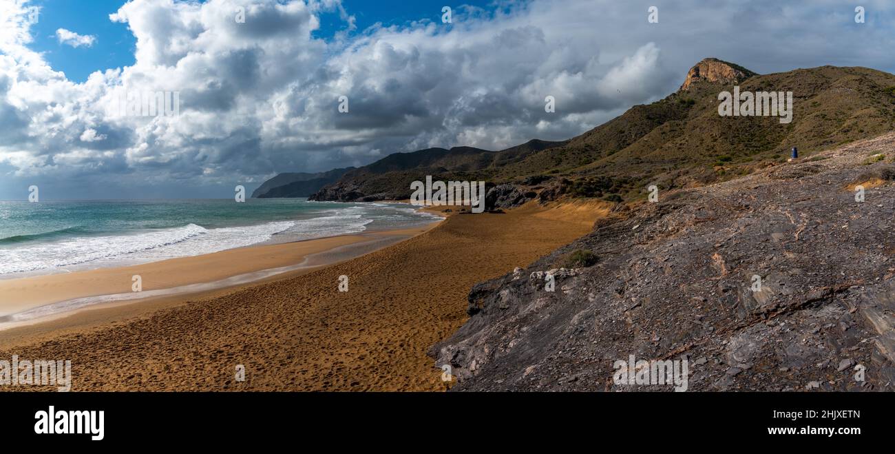 Una vista panoramica delle spiagge vuote e della costa montagnosa di Murcia sotto un cielo espressivo Foto Stock