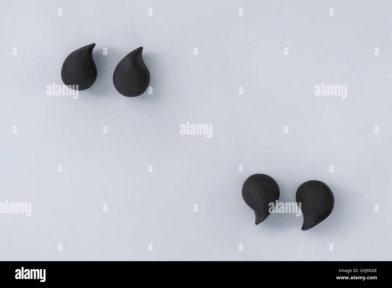 Cornice di bordo con virgolette e spazio di copia su sfondo blu neutro. Background motivazionale e di ispirazione. Segno minimo di virgoletta, 3D virgolette Foto Stock