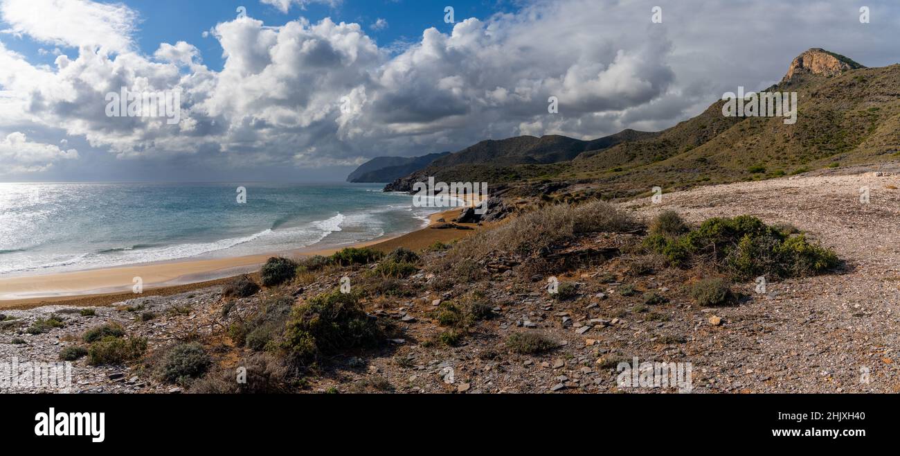 Una vista panoramica delle spiagge vuote e della costa montagnosa di Murcia sotto un cielo espressivo Foto Stock