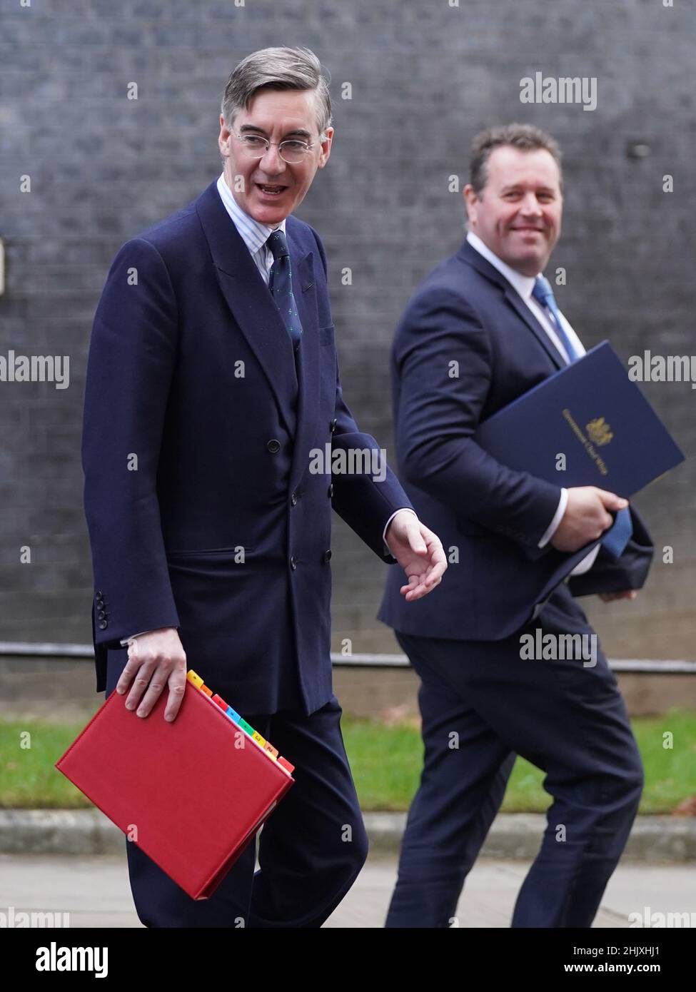 Capo della Camera dei Comuni Jacob Rees-Mogg e capo della nave Mark Spencer lasciando 10 Downing Street, Londra, dopo la riunione settimanale del governo del Gabinetto. Data immagine: Martedì 1 febbraio 2022. Foto Stock