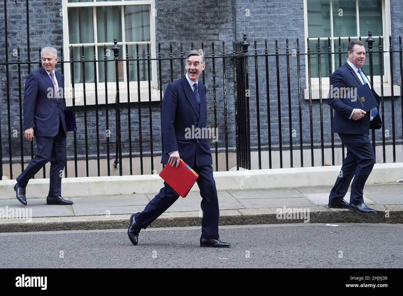(Da sinistra a destra) il segretario dell'Irlanda del Nord Brandon Lewis, leader della Camera dei Comuni Jacob Rees-Mogg e capo dell'hip Mark Spencer lasciano il 10 Downing Street, Londra, a seguito della riunione settimanale del governo del Gabinetto. Data immagine: Martedì 1 febbraio 2022. Foto Stock