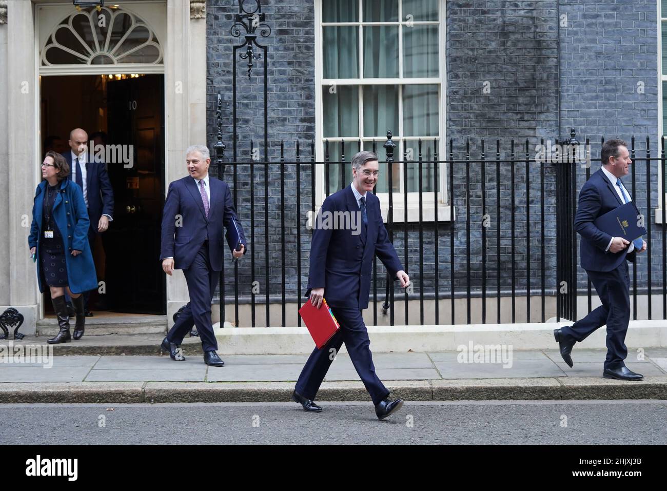 (Da sinistra a destra) leader della Camera dei Lord Baronessa Evans, Segretario dell'Irlanda del Nord Brandon Lewis, leader della Camera dei Comuni Jacob Rees-Mogg e capo della nave Mark Spencer lasciando 10 Downing Street, Londra, dopo la riunione settimanale del governo del gabinetto. Data immagine: Martedì 1 febbraio 2022. Foto Stock