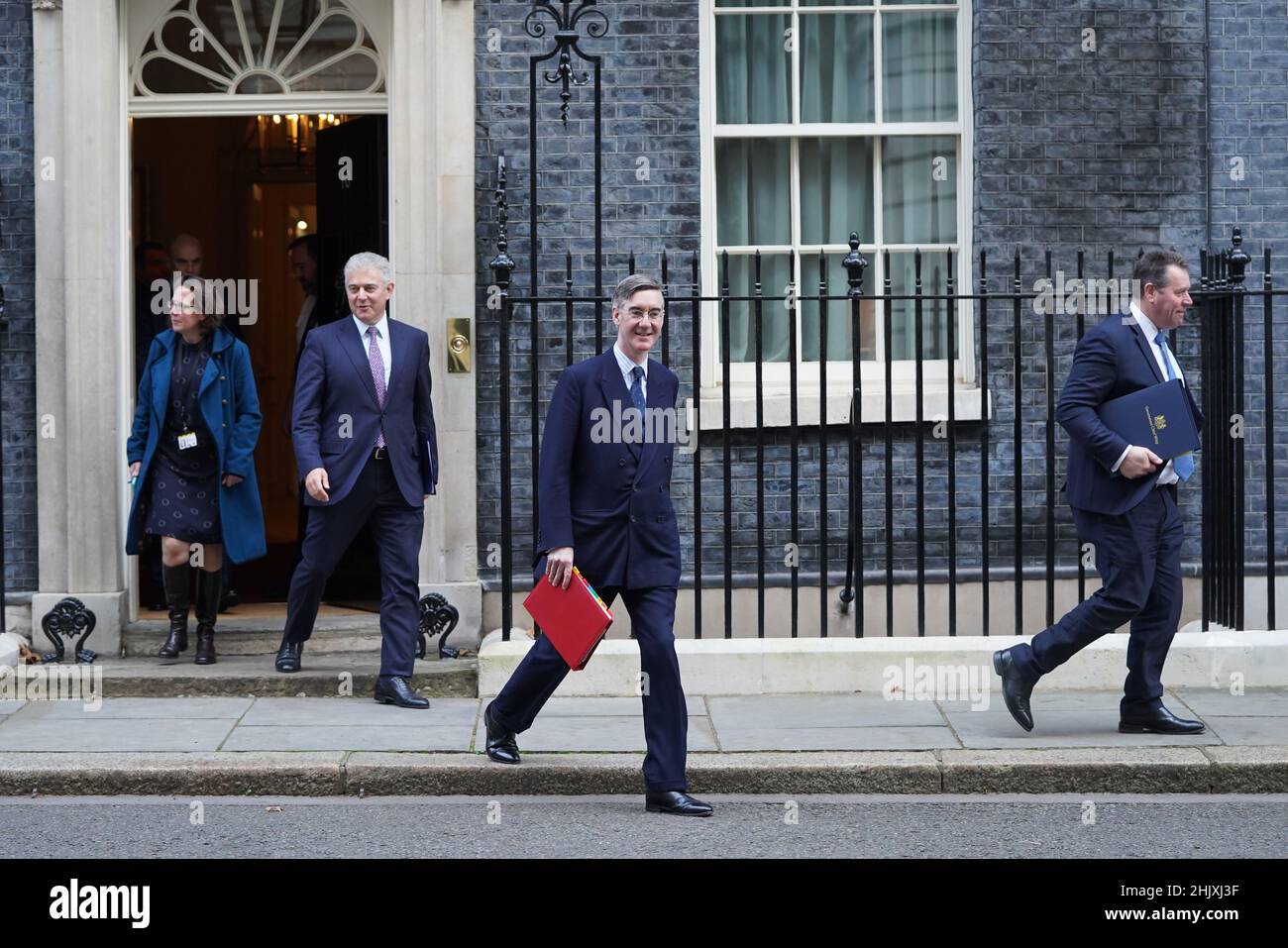 (Da sinistra a destra) leader della Camera dei Lord Baronessa Evans, Segretario dell'Irlanda del Nord Brandon Lewis, leader della Camera dei Comuni Jacob Rees-Mogg e capo della nave Mark Spencer lasciando 10 Downing Street, Londra, dopo la riunione settimanale del governo del gabinetto. Data immagine: Martedì 1 febbraio 2022. Foto Stock