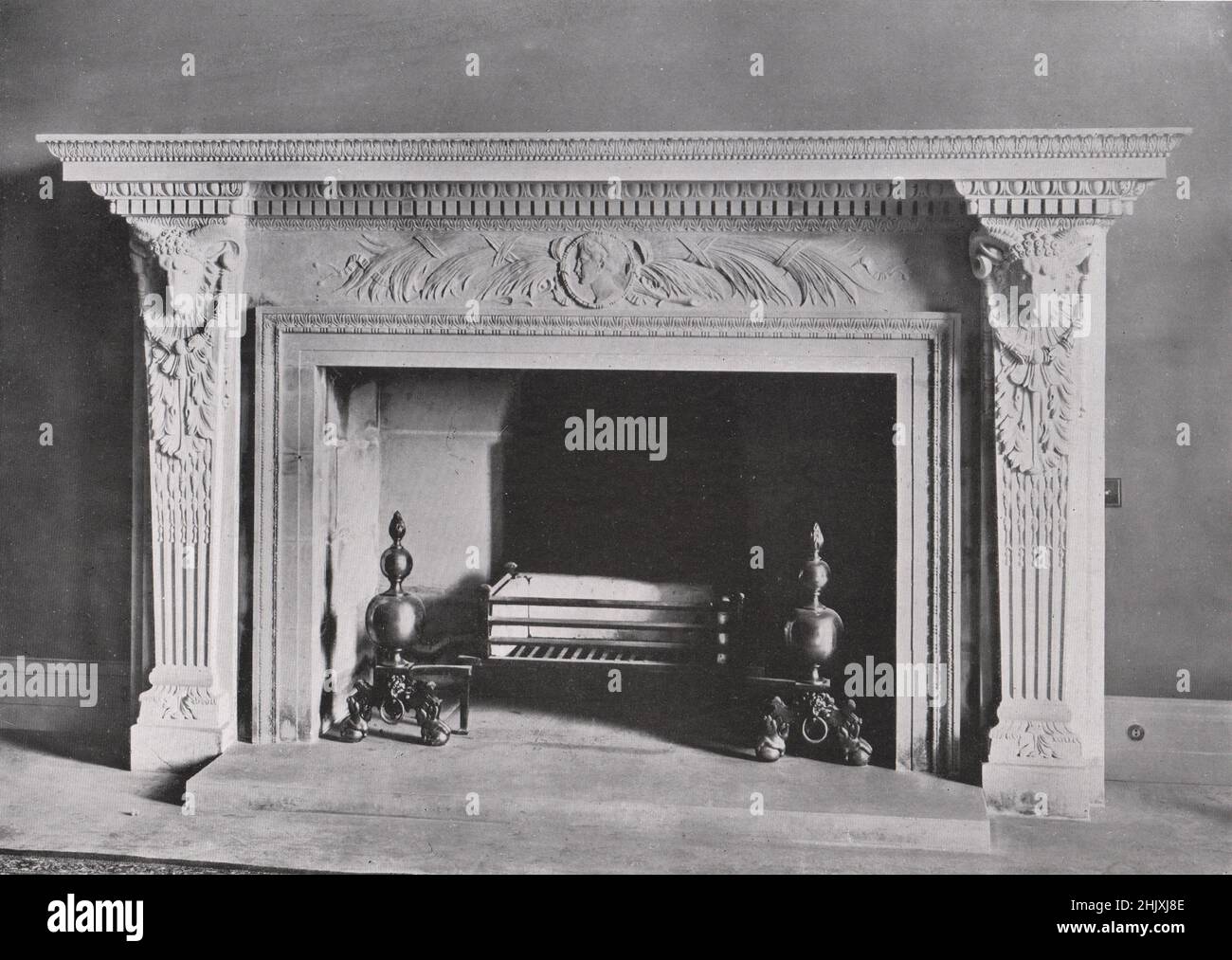 Hall Chimneypiece in una residenza di campagna. Inghilterra. Niven & Wigglesworth, Architetti (1908) Foto Stock