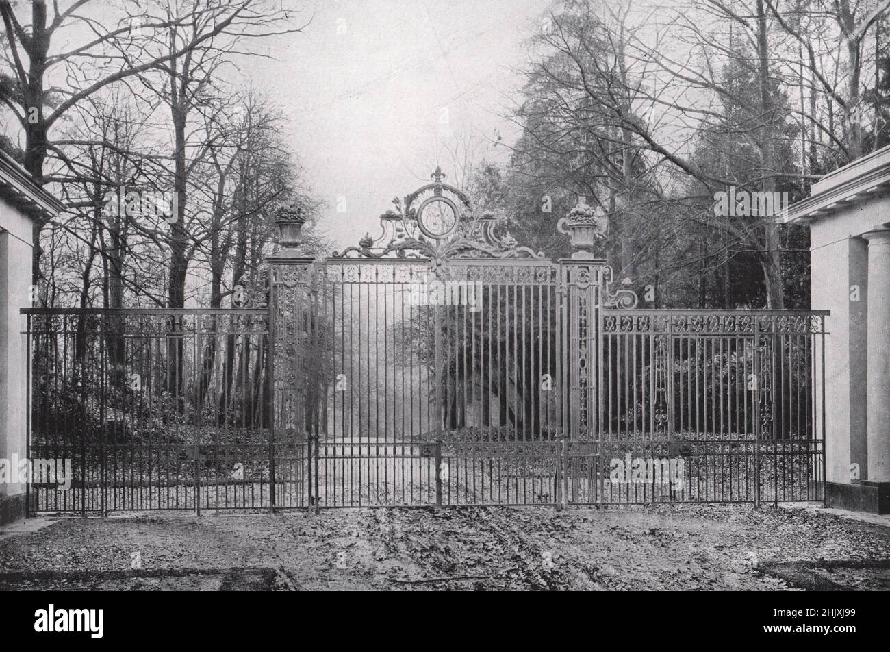Porte d'ingresso a una tenuta di campagna. Inghilterra. Niven & Wigglesworth, Architetti (1908) Foto Stock