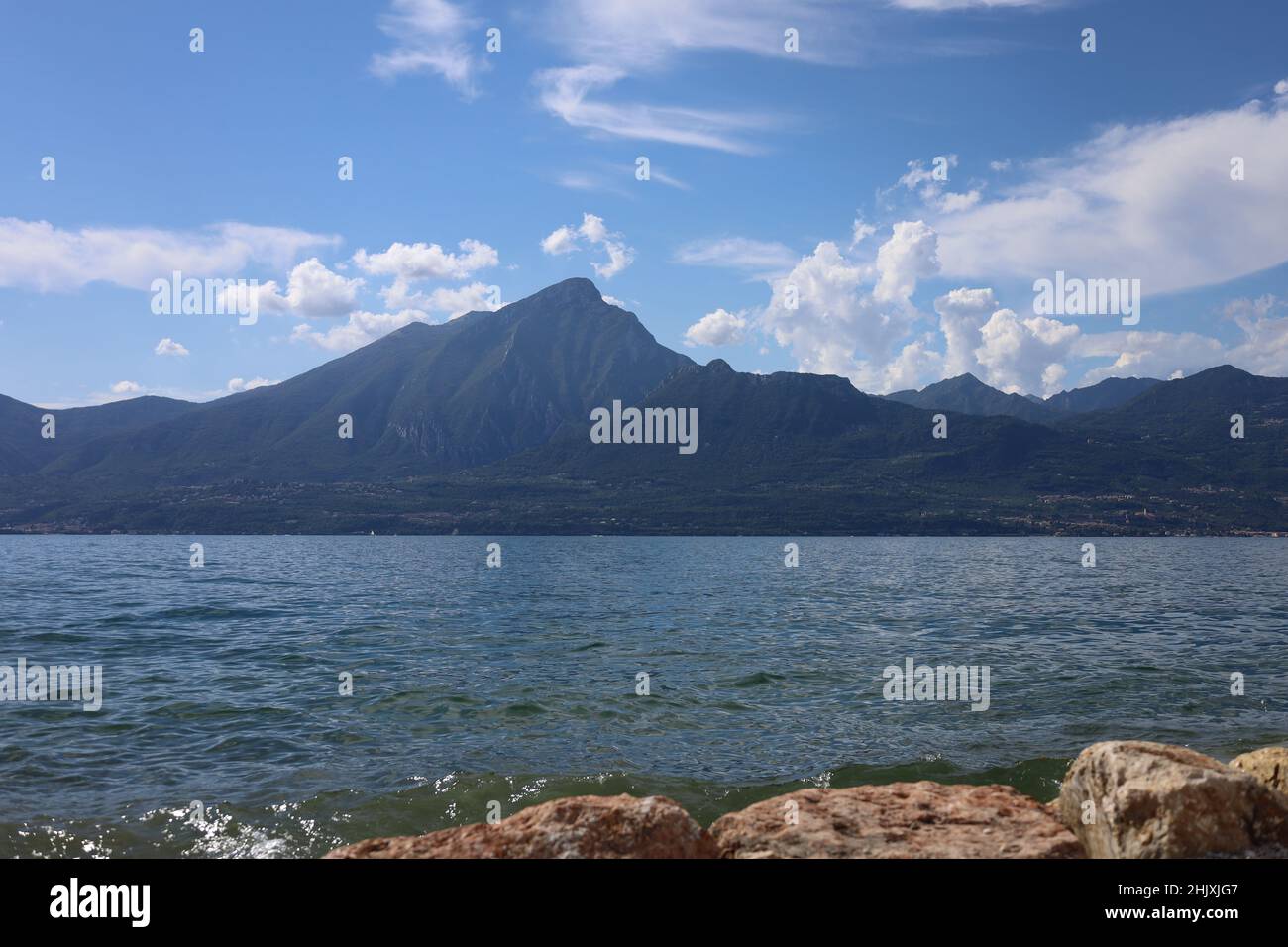 Torri del Benaco, Italia, Lago di Garda, Agosto 2021 Vista del lago e della formazione montana dal lato est al lato ovest del lago di Beauti Foto Stock