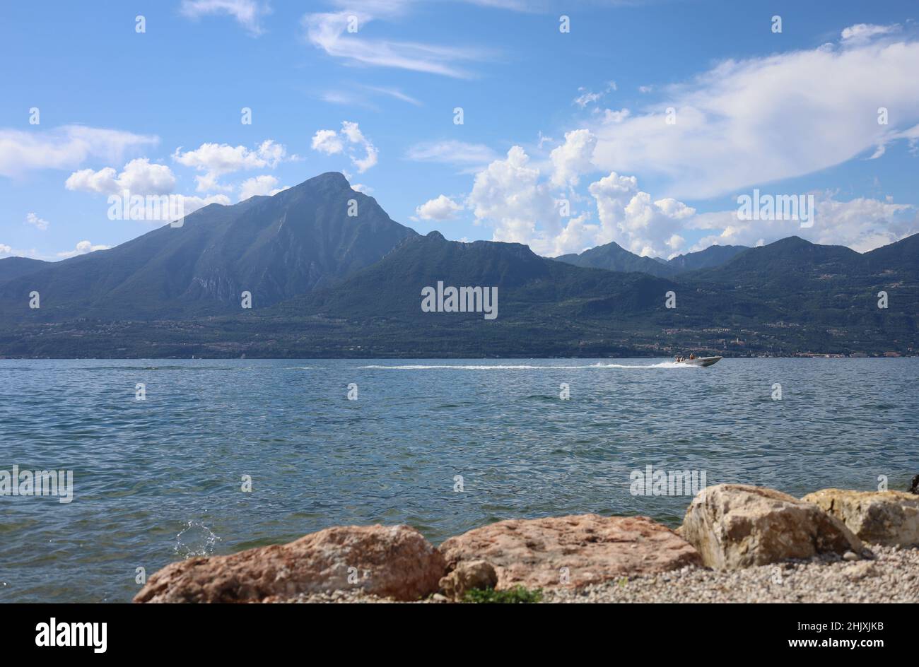 Torri del Benaco, Italia, Lago di Garda, Agosto 2021 Vista del lago e della formazione montana dal lato est al lato ovest del lago di Beauti Foto Stock