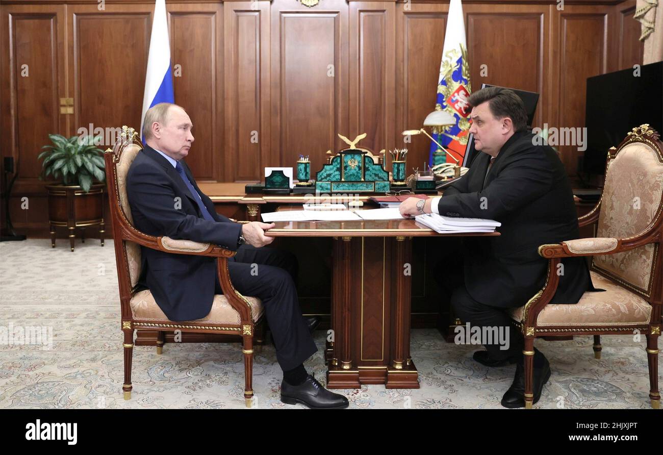 Mosca, Russia. 31st Jan 2022. Il presidente russo Vladimir Putin ha un incontro faccia a faccia con il ministro della Giustizia Konstantin Chuychenko al Cremlino, il 31 gennaio 2022 a Mosca, Russia. Credit: Mikhail Metzel/Kremlin Pool/Alamy Live News Foto Stock