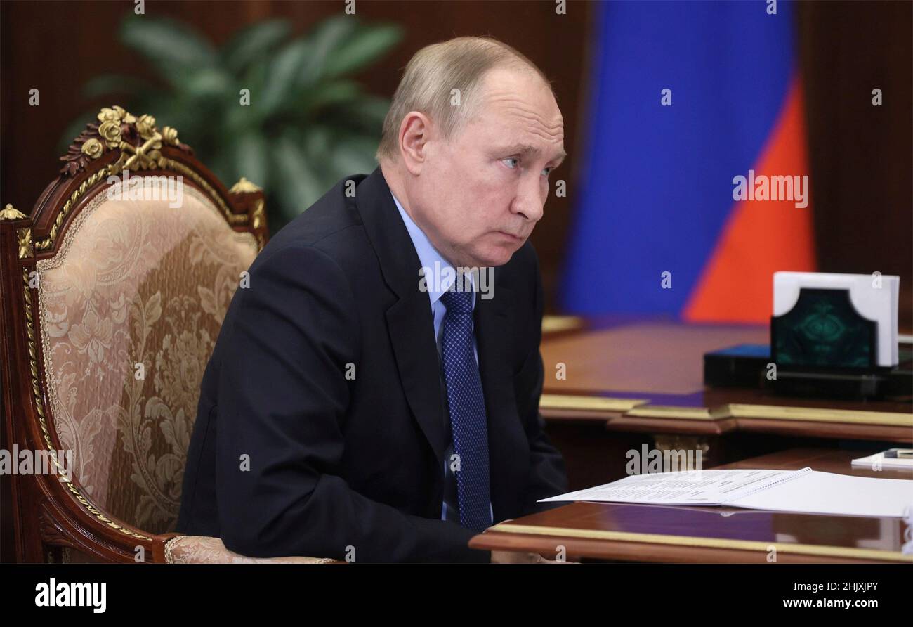Mosca, Russia. 31st Jan 2022. Il presidente russo Vladimir Putin ha un incontro faccia a faccia con il ministro della Giustizia Konstantin Chuychenko al Cremlino, il 31 gennaio 2022 a Mosca, Russia. Credit: Mikhail Metzel/Kremlin Pool/Alamy Live News Foto Stock