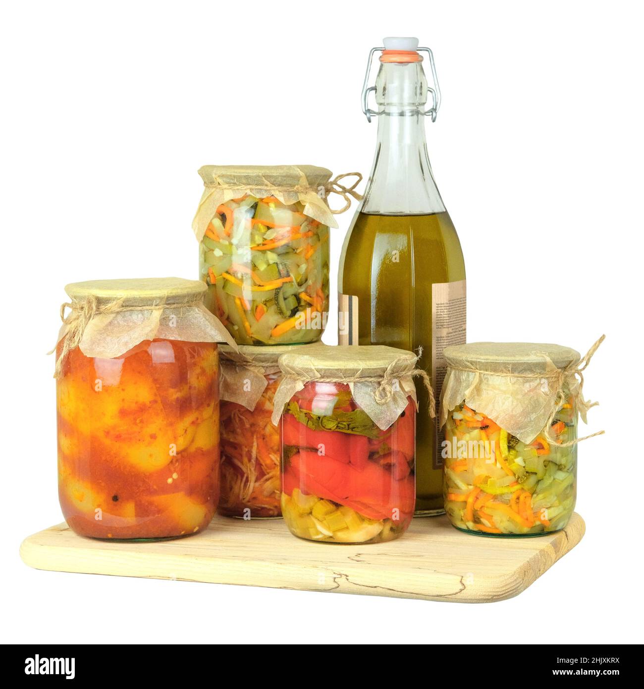 Vasetti di vetro di varietà di verdure sott'aceto o fermentate fatte in casa isolate su sfondo bianco. Concetto di cibo fermentato. Alimenti probiotici in dieta equilibrata Foto Stock