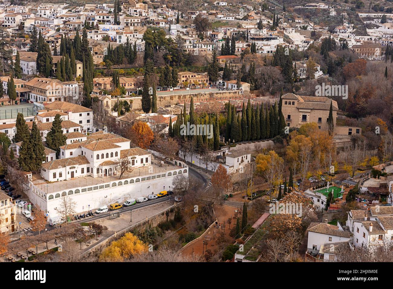GRANADA ANDALUCIA SPAGNA CITTÀ VECCHIA CON ALBERI AUTUNNALI LUNGO LA CARRERA DEL DARRO E IL FIUME DARRO Foto Stock