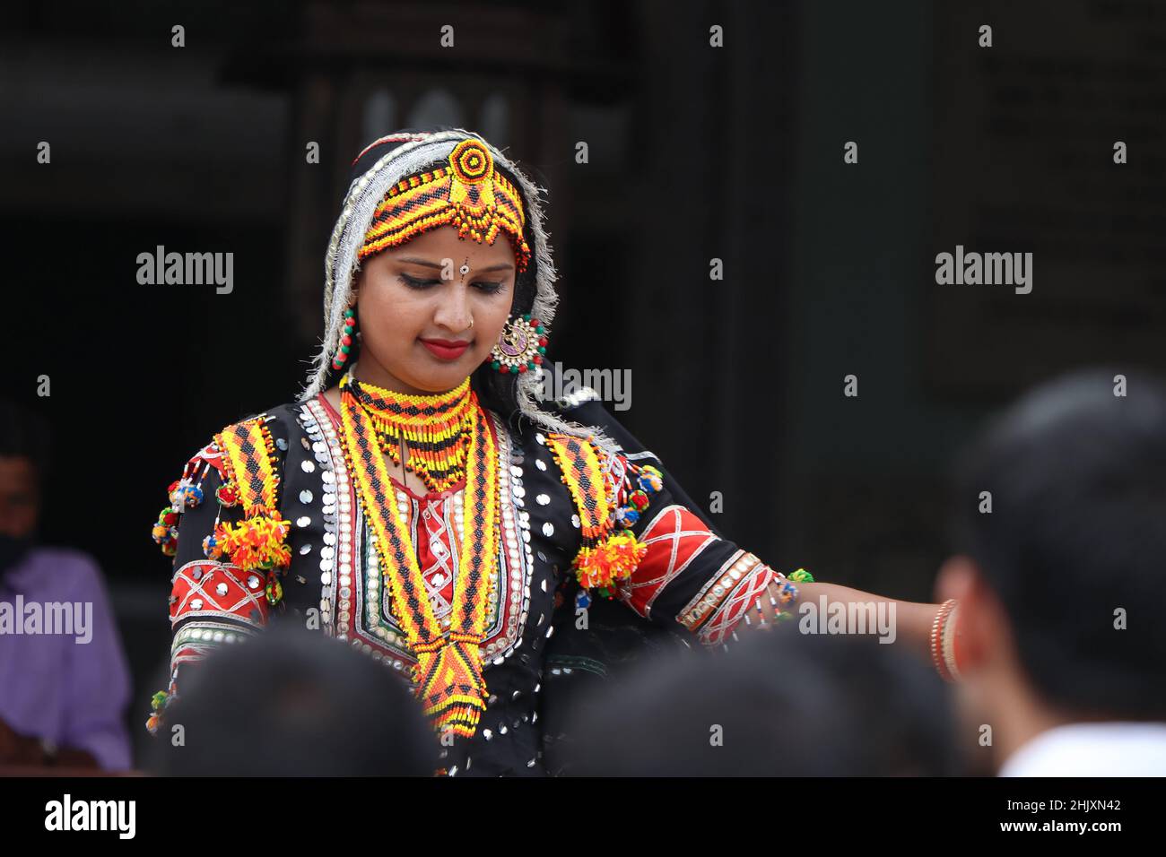 Jaipur, Rajasthan, India - 27 settembre 2021: Ballerina kalbela femminile in abito tribale tradizionale che si esibisce all'anno. Foto Stock
