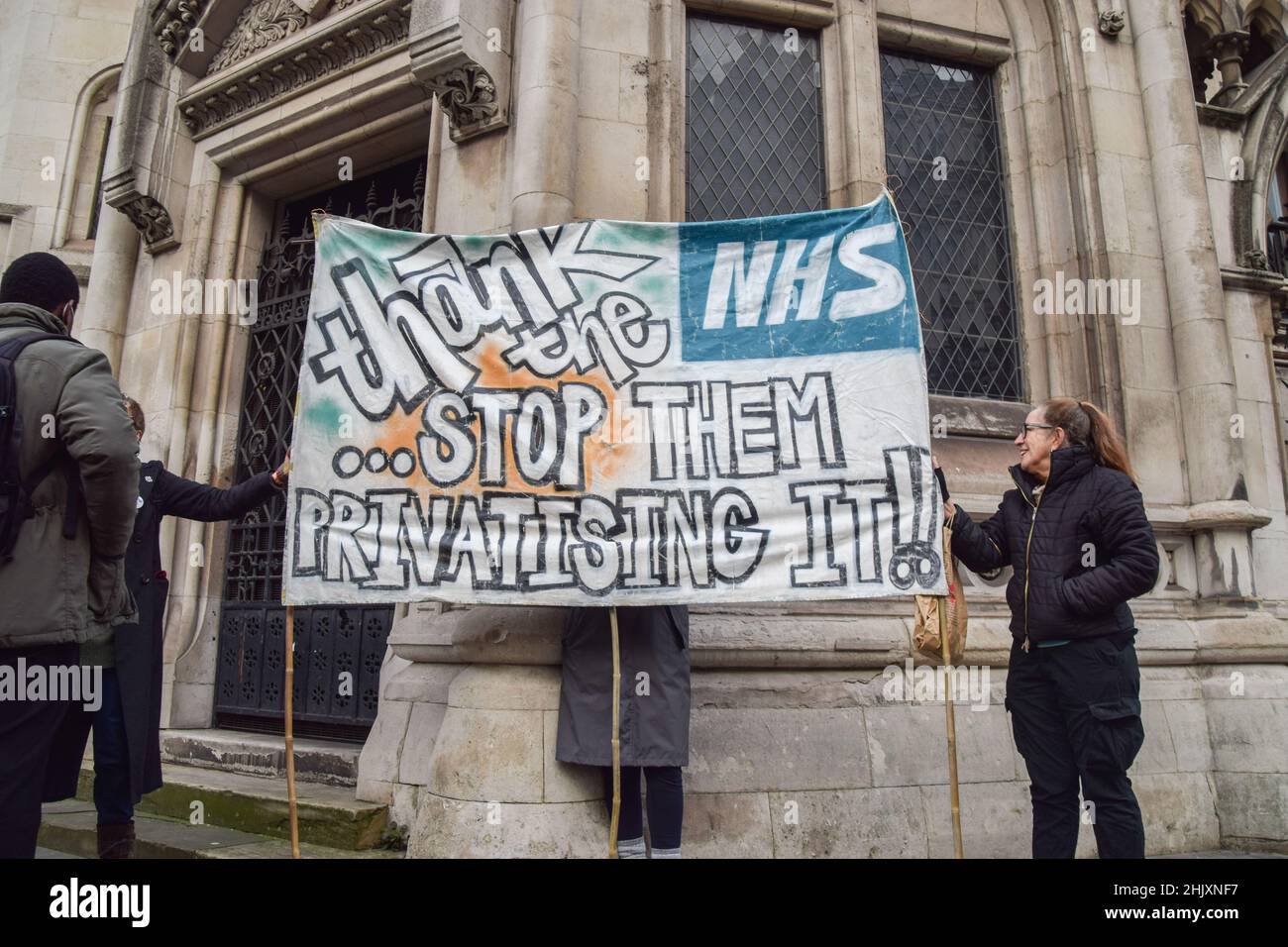 Londra, Regno Unito 1st febbraio 2022. I manifestanti si sono riuniti al di fuori delle corti reali di giustizia mentre la sfida legale ha cominciato contro l'acquisizione delle pratiche del GP NHS di Londra da parte della società americana Centene. Credit: Vuk Valcic / Alamy Live News Foto Stock