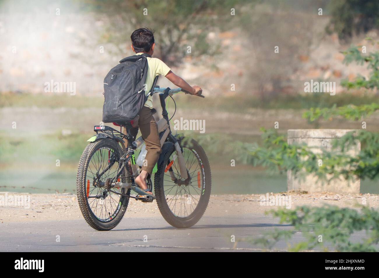 Jaipur, Rajasthan, India- 25 novembre 2021: Ragazzo giovane che va a scuola con la bicicletta. Foto Stock