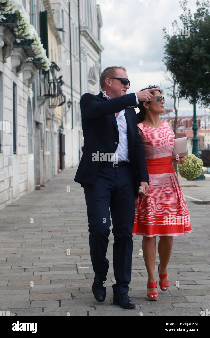 Salma Hayek e suo marito Francois-Henri Pinault camminano di pari passo mentre sono fuori a Venezia, 1 2012 settembre Foto Stock