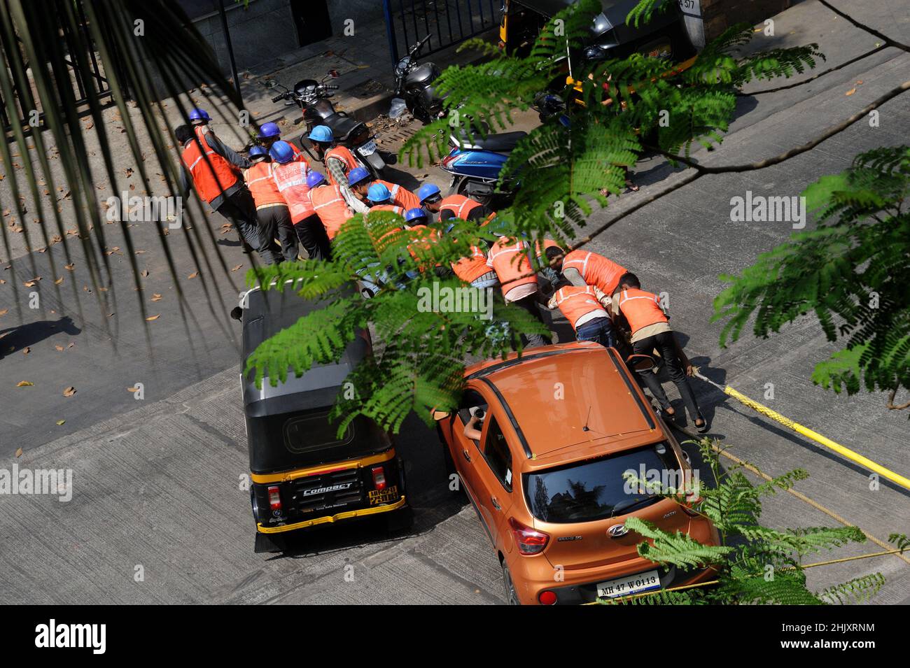 Lavoratori che tirano un cavo in fibra ottica per internet veloce e cavo telefonico Installazione linee elettriche città strada elettricità e comunicazione concetto. Foto Stock