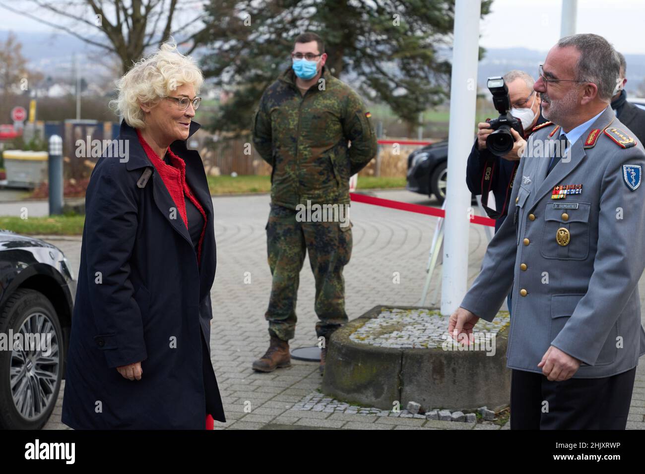 Coblenza, Germania. 01st Feb 2022. Ulrich Baumgarten (r), ispettore del Bundeswehr Medical Service, accoglie Christine Lambrecht (SPD), ministro della Difesa, in visita all'ospedale centrale di Bundeswehr a Coblenza. Credit: Thomas Frey/dpa/Alamy Live News Foto Stock