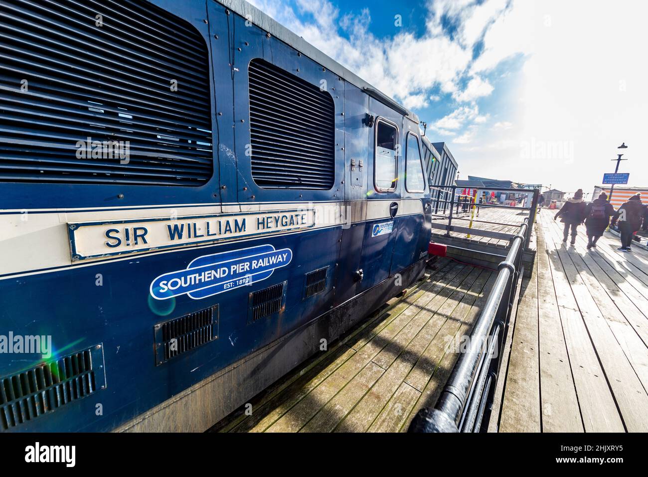 Southend Pier Railway Train auto diesel a Southend Pier, Southend on Sea, Essex, di nome Sir William Heygate. Vecchio treno. Persone che camminano al sole Foto Stock