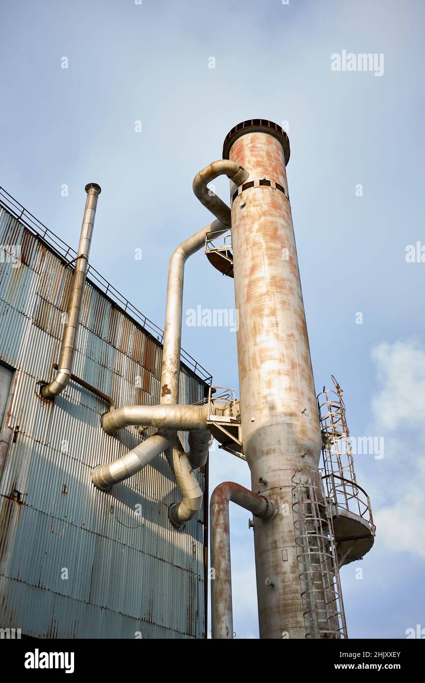 Vecchio impianto di separazione dell'aria industriale petrolchimico. Ossigeno liquido azoto e aria criogenico produzione industriale edifici e apparecchiature su trasparente Foto Stock