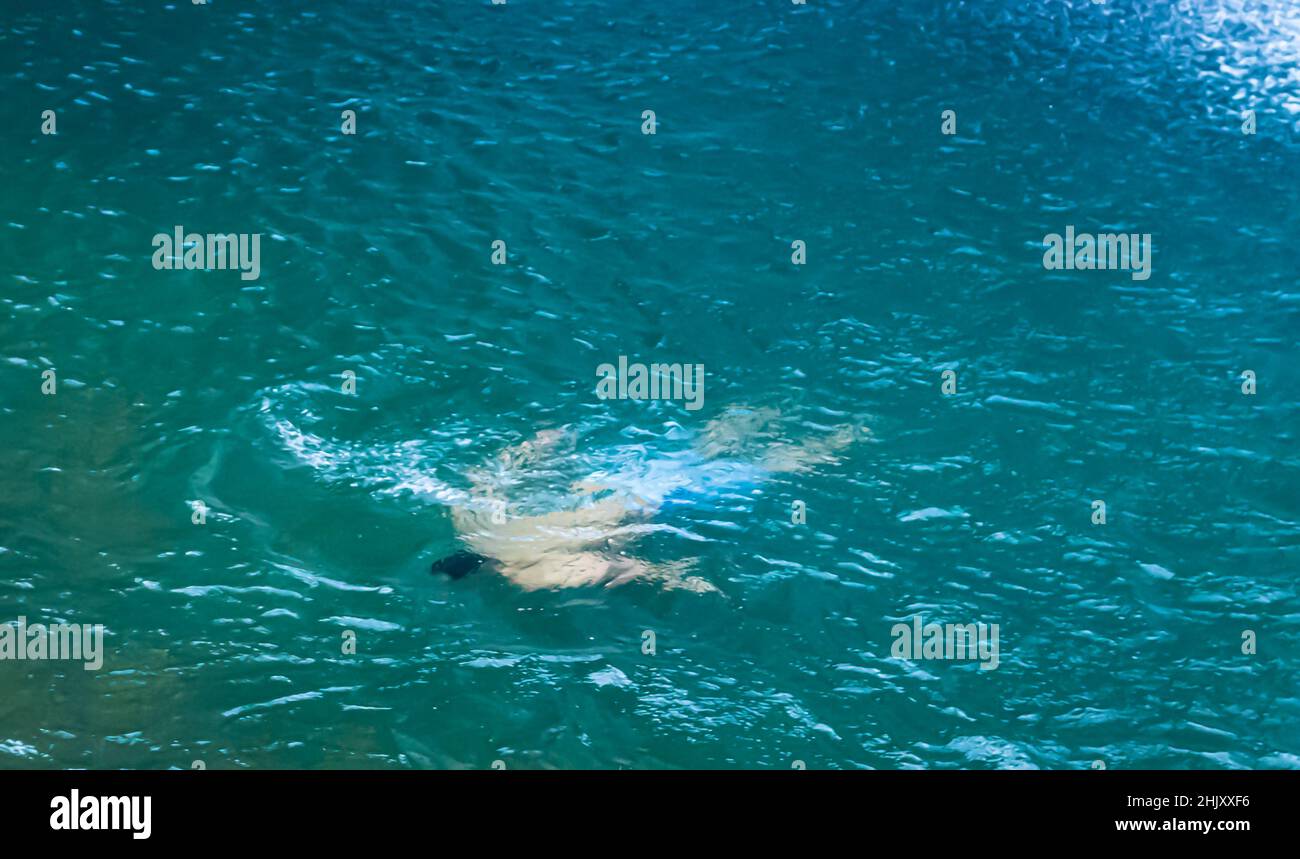 l'uomo giovane che nuota sott'acqua alla cascata naturale al mattino dall'immagine dell'angolo superiore è preso alla caduta di thangsning shillong meghalaya india. Foto Stock