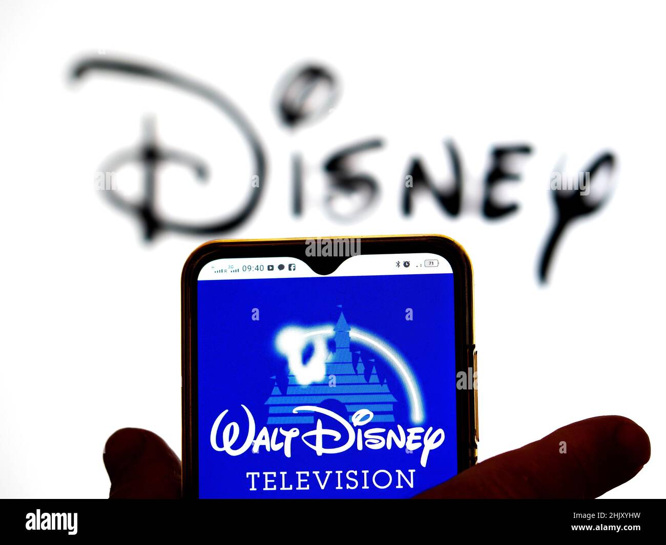 In questa foto, il logo Walt Disney Television viene visualizzato sullo schermo di uno smartphone con il logo Dyson sullo sfondo. Foto Stock