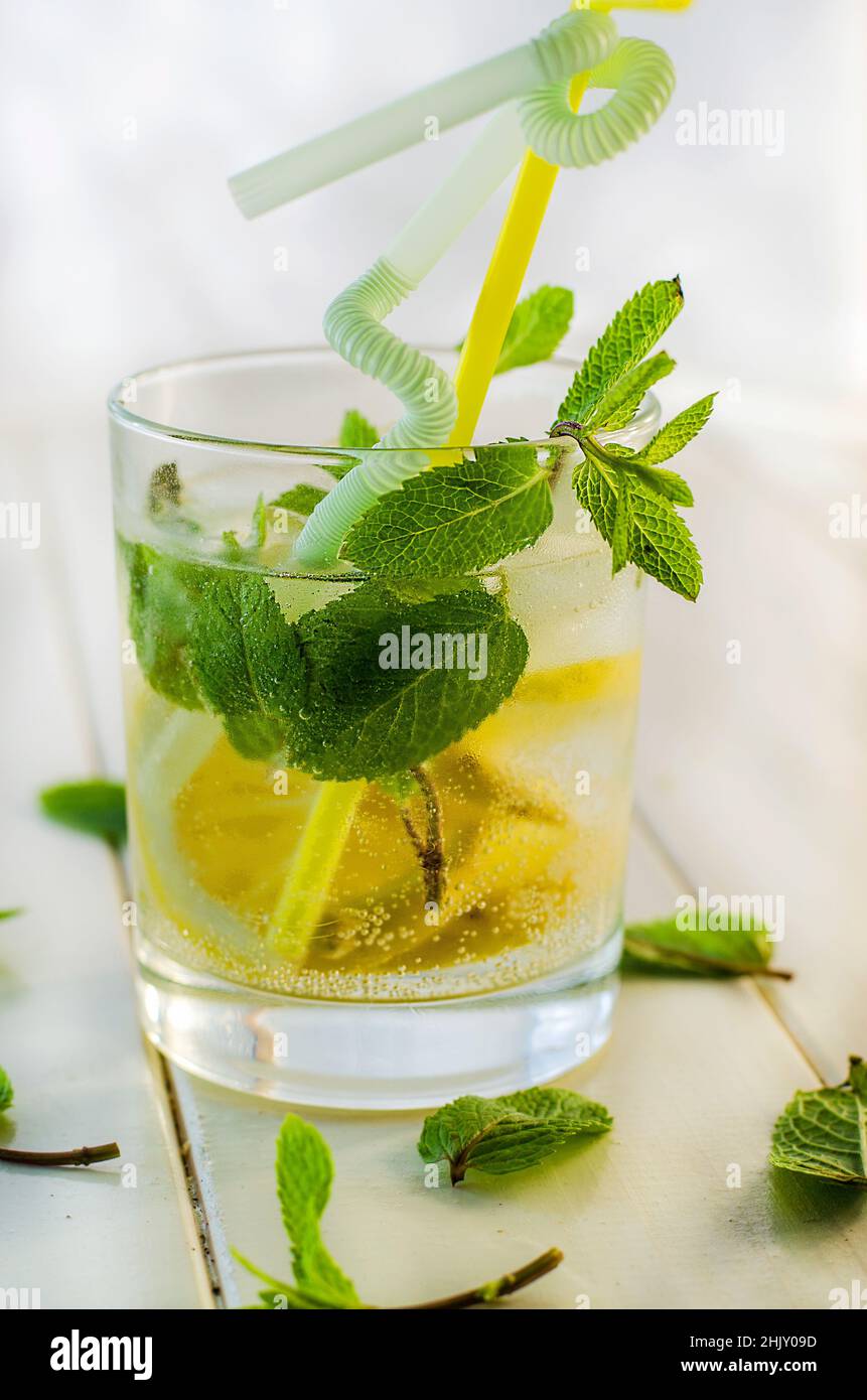 Cocktail - Mojito con limone e menta in un bicchiere Foto Stock