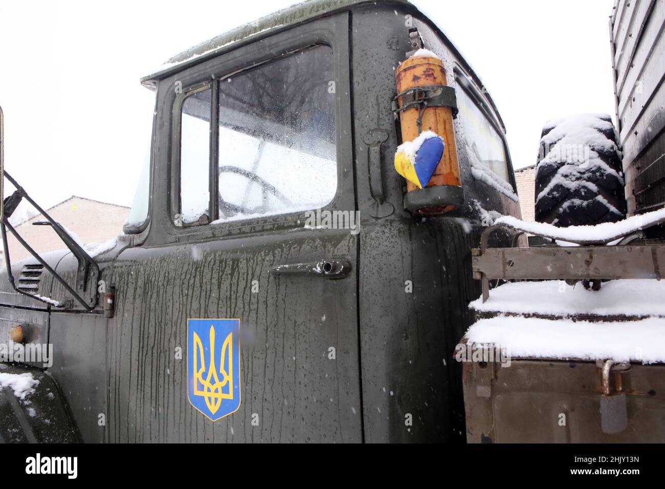 REGIONE DI KHARKIV, UCRAINA - 31 GENNAIO 2022 - il tryzub (l'elemento principale dello stemma ucraino) è visto sulla porta di un camion durante una perforazione di Foto Stock