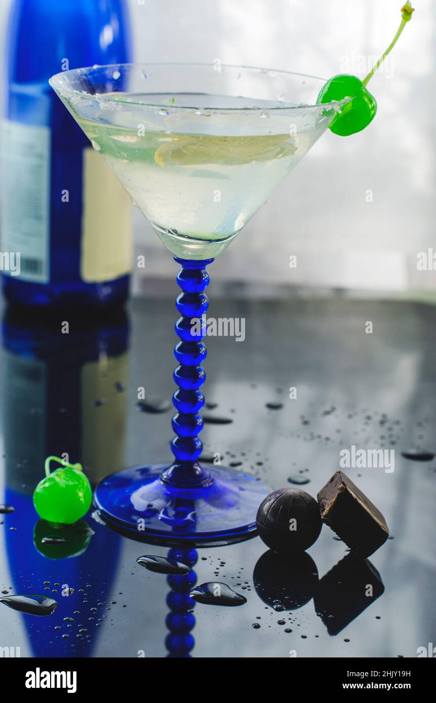 rinfrescante cocktail alcolico in un bicchiere di ciliegia Foto Stock
