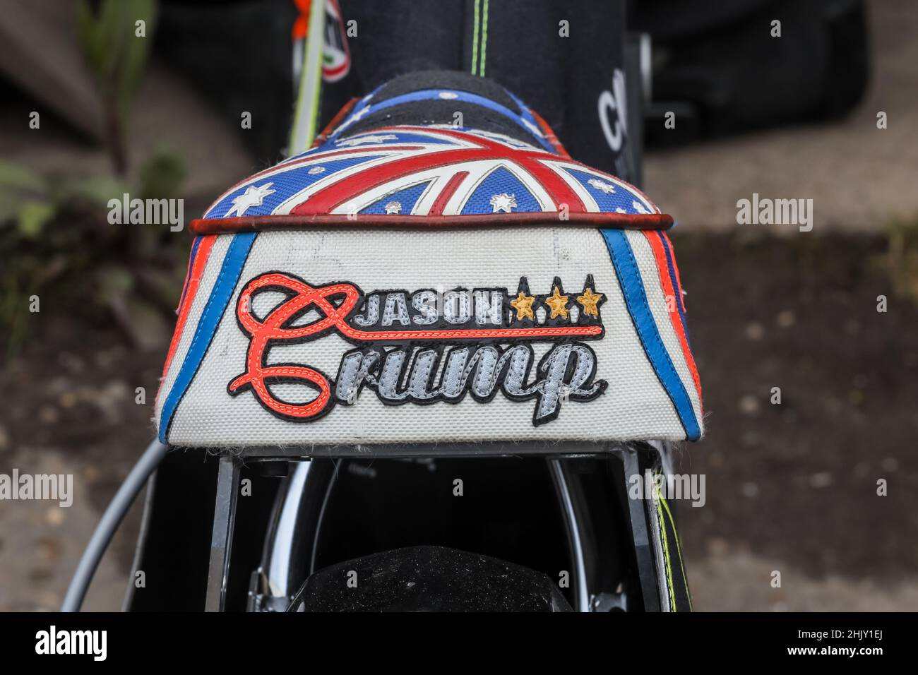 Sella per bici jason Crump's speedway con logo. Ipswich Witches Speedway, giornata stampa. 14 maggio 2021. Foto Stock
