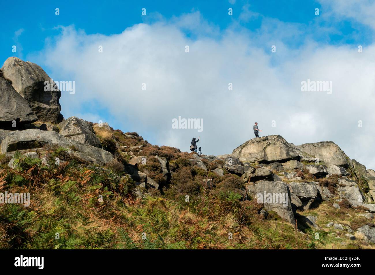 Due persone hanno girato e registrato un documentario presso The Cow and Calf Rocks, West Yorkshire, Inghilterra, Regno Unito Foto Stock