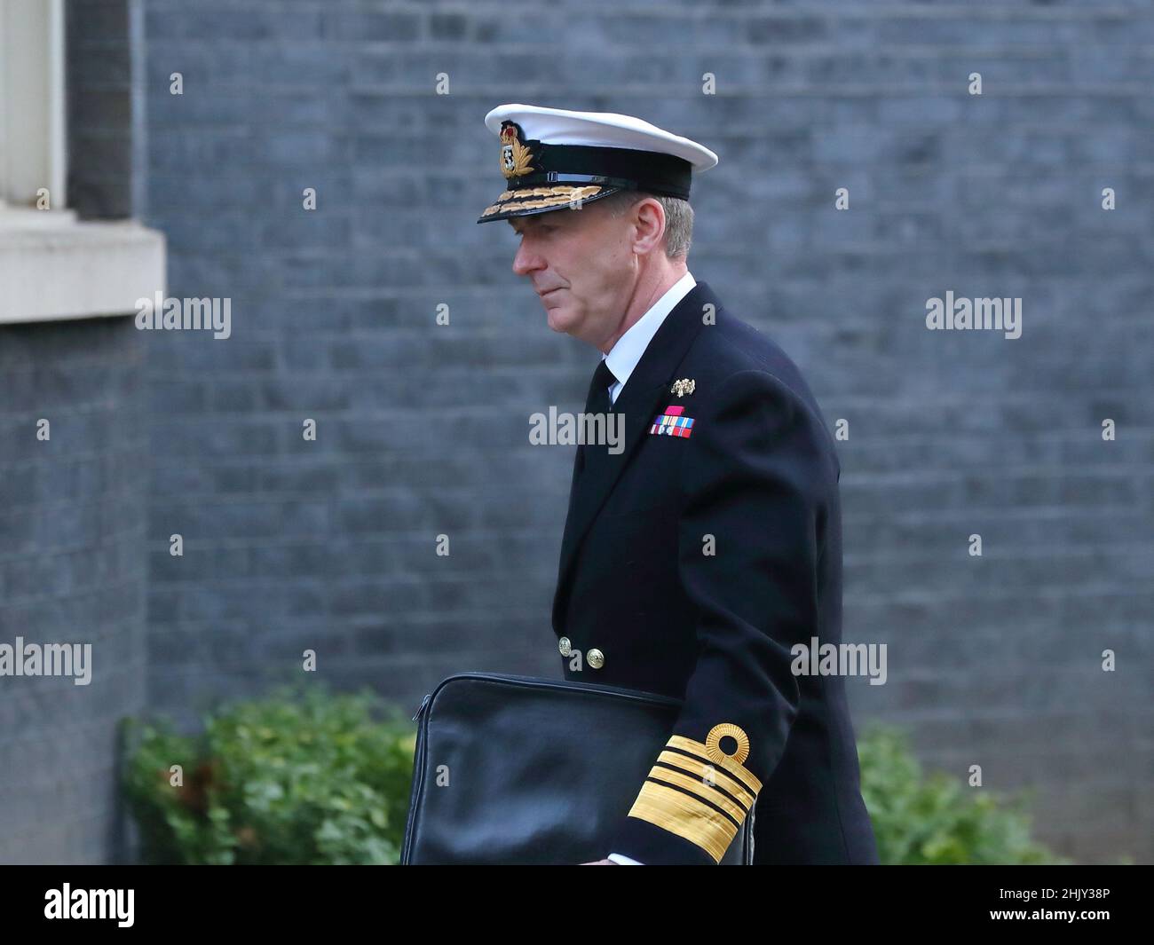 Londra, Regno Unito. 1st Feb 2022. Capo dello Stato maggiore l'Ammiraglio Sir Tony Radakin arriva alla riunione del Gabinetto al n. 10 Downing Street in mezzo alla crisi Ucraina. Credit: Uwe Deffner/Alamy Live News Foto Stock