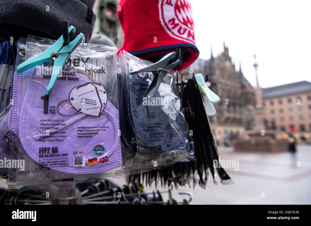 Monaco di Baviera, Germania. 01st Feb 2022. FFP2 maschere e tappi in vari colori possono essere visti in un chiosco di Marienplatz. Credit: Sven Hoppe/dpa/Alamy Live News Foto Stock