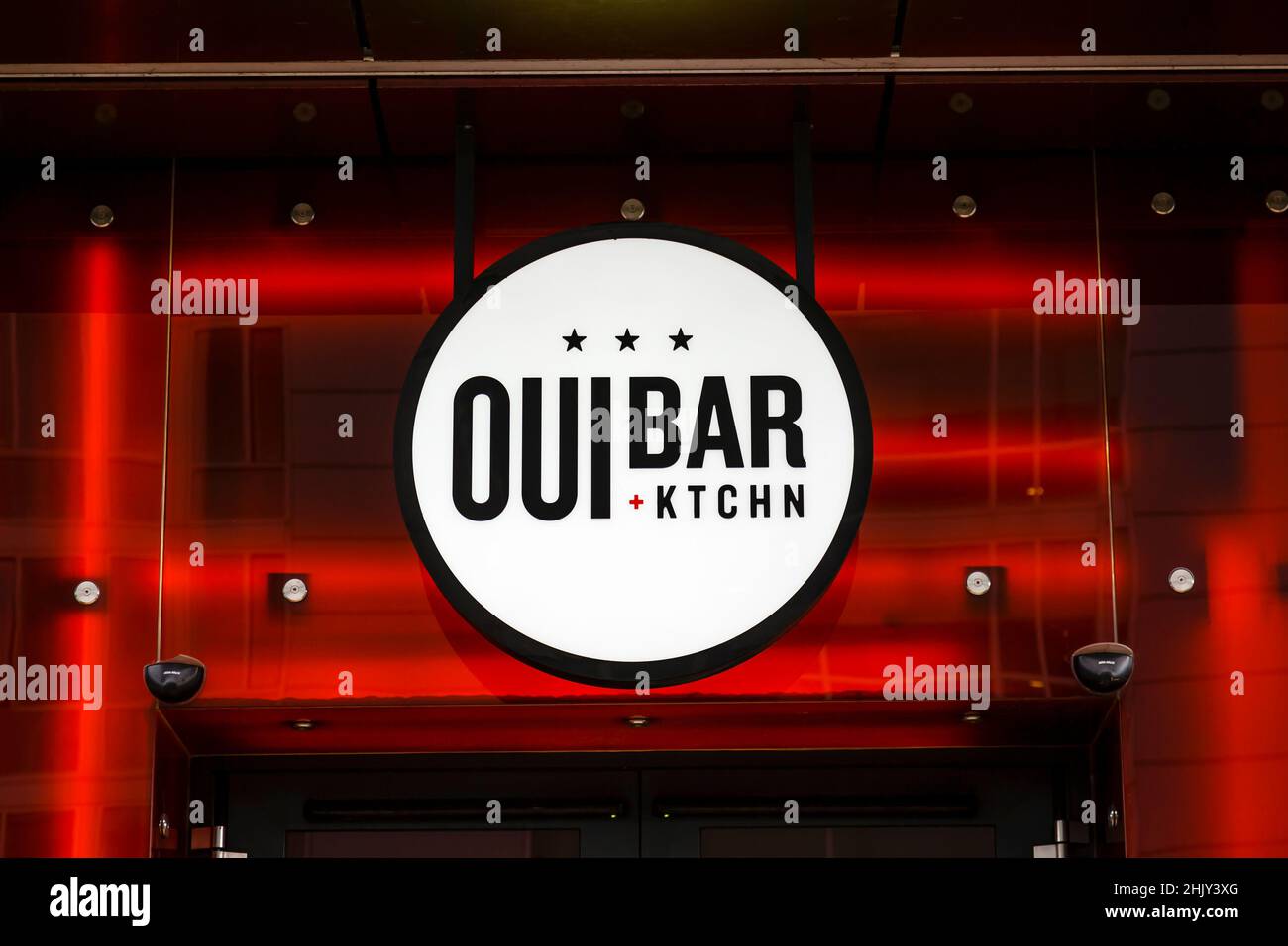 OUIBar + KTCHN segno al Radisson RED Hotel in Finnieston, Glasgow, Scozia, Regno Unito Foto Stock