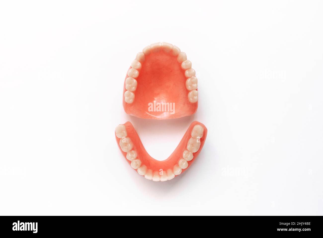 Dentiera completamente rimovibile in plastica delle ganasce. Set di protesi su sfondo bianco. Due protesi acriliche. Ganasce superiore e inferiore con denti falsi. Dentaria Foto Stock