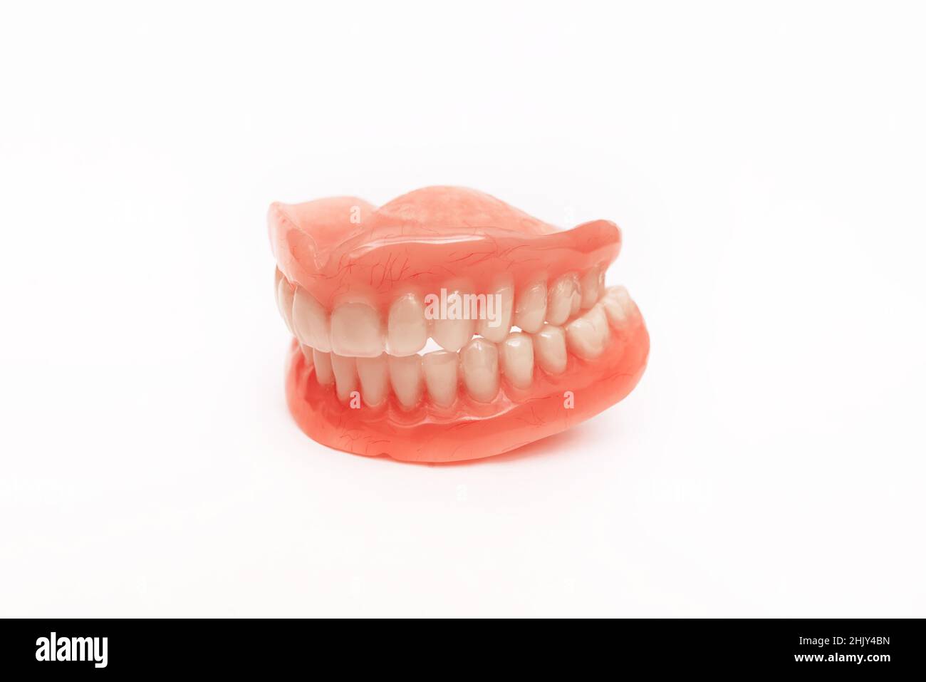 Dentiera completamente rimovibile in plastica delle ganasce. Set di protesi su sfondo bianco. Una vista laterale di una protesi dentaria, isolare. Due protesi acriliche. Foto Stock