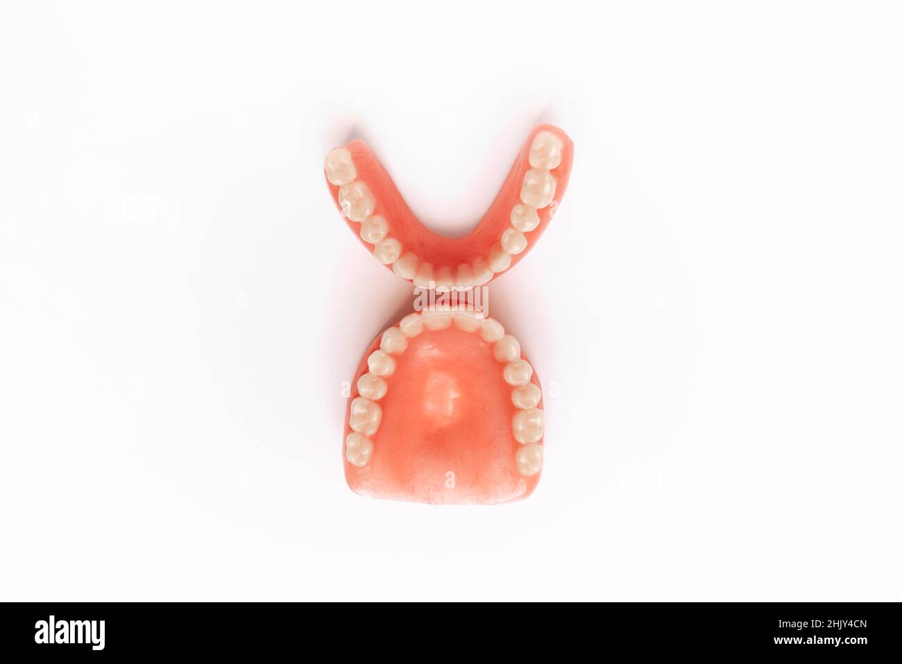 Dentiera completamente rimovibile in plastica delle ganasce. Set di protesi su sfondo bianco. Due protesi acriliche. Ganasce superiore e inferiore con denti falsi. Dentaria Foto Stock