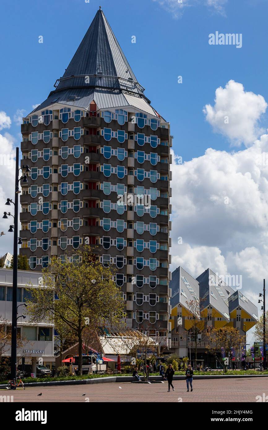 La torre Blaak (blaaktoren), soprannominata la matita, con le case cubik a Binnenrotte, Rotterdam, Paesi Bassi Foto Stock