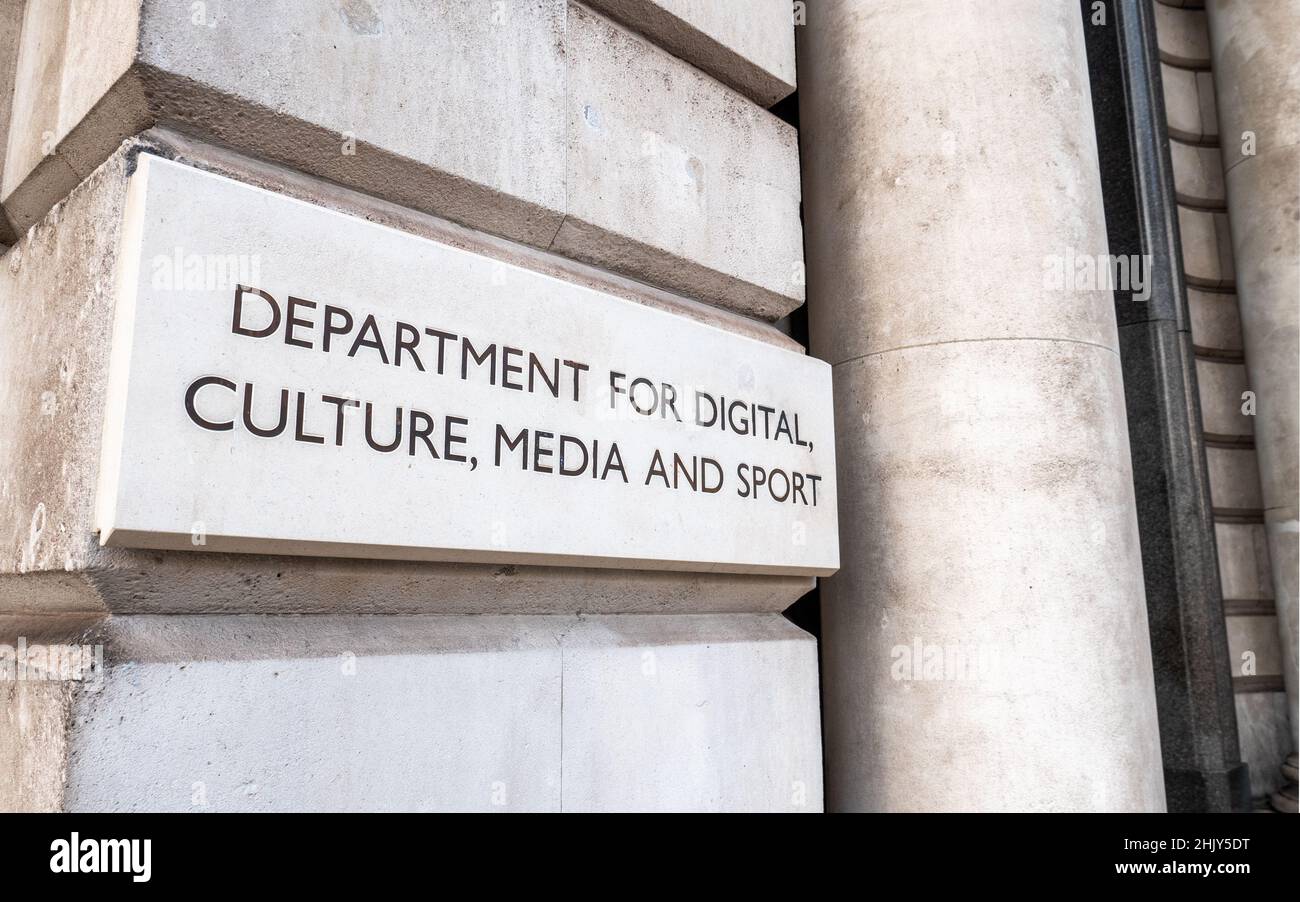 Il Dipartimento per il digitale, la cultura, i media e lo sport. Segnaletica per il dipartimento governativo del Regno Unito, più comunemente noto come DCMS a Whitehall, Londra. Foto Stock
