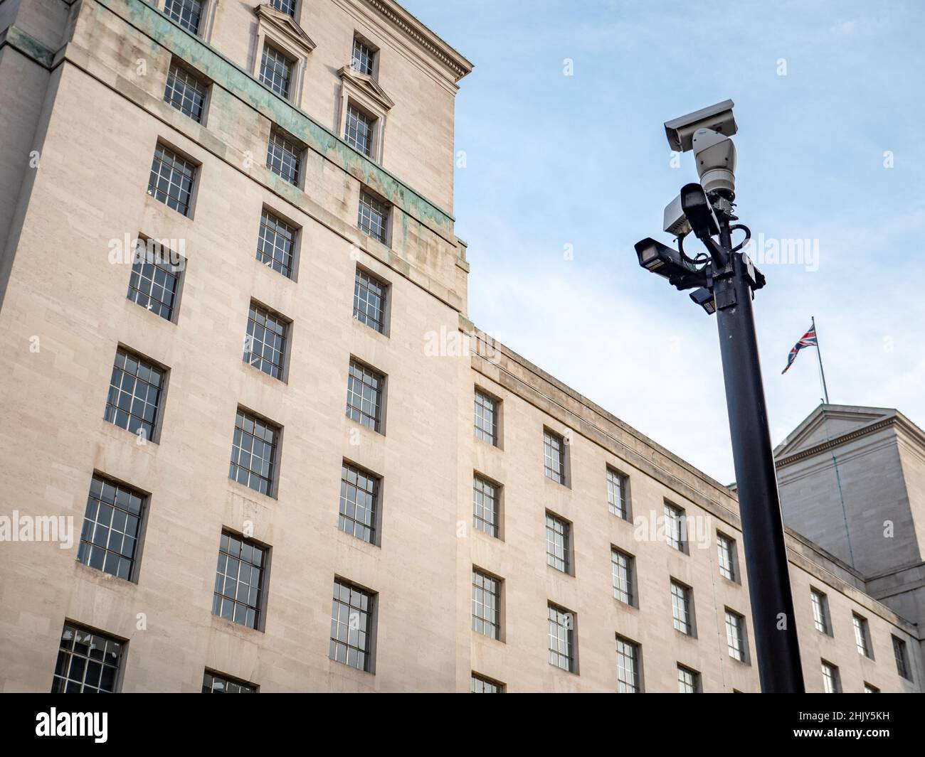 Telecamere CCTV di sicurezza che guardano su un anonimo edificio governativo del Ministero della Difesa a Whitehall, il cuore della politica e della governance del Regno Unito. Foto Stock