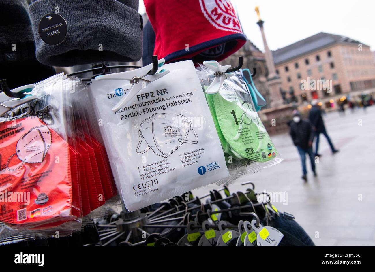 Monaco di Baviera, Germania. 01st Feb 2022. FFP2 maschere e tappi in vari colori possono essere visti in un chiosco di Marienplatz. Credit: Sven Hoppe/dpa/Alamy Live News Foto Stock