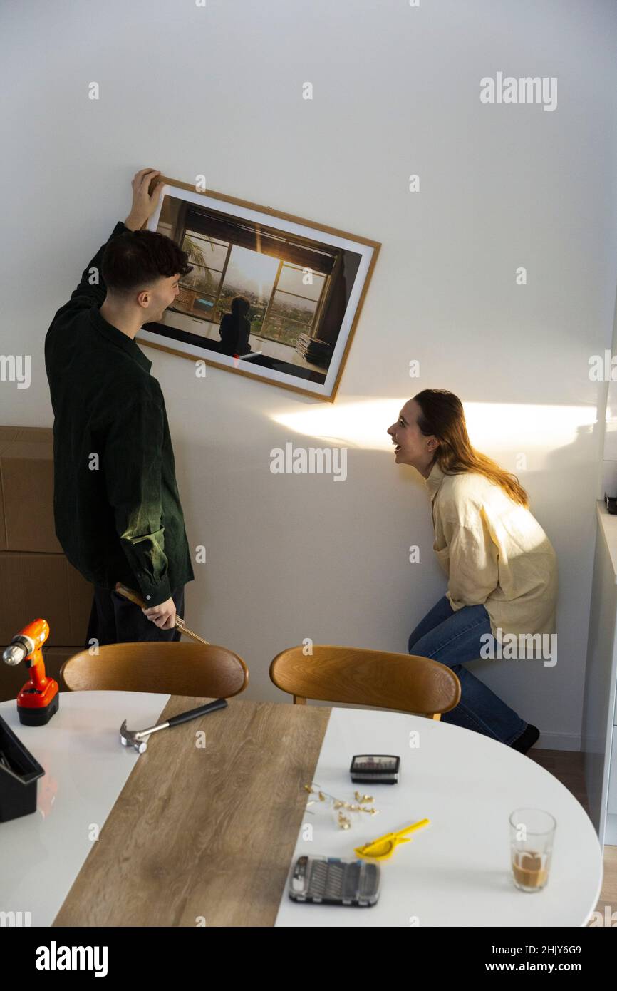 Cornice di foto pensile del ragazzo da ragazza allegra in soggiorno Foto Stock