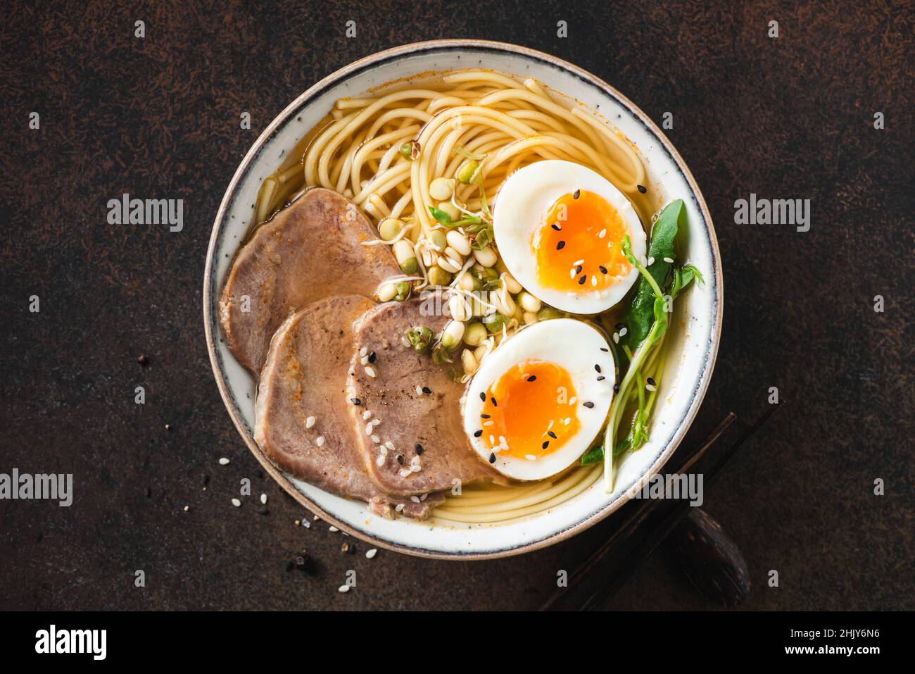 Ciotola di ramen giapponese con uova, carne e germogli. Zuppa asiatica sana. Vista dall'alto Foto Stock