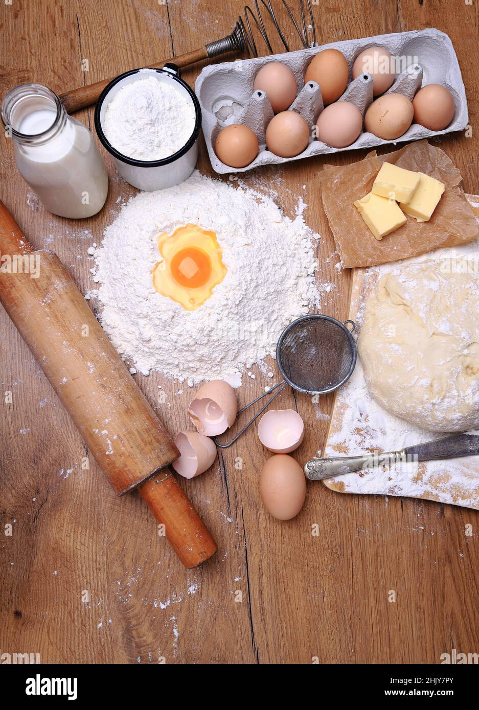 Torta di lievito fresca con ingredienti per il pane Foto Stock